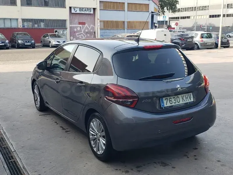 Usado Peugeot 208 Active 82 CV (60 kW) 2018 Gris / plata Utilitario