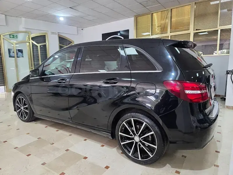 Usado Mercedes B180 109 CV (80 kW) 2017 Negro Utilitario