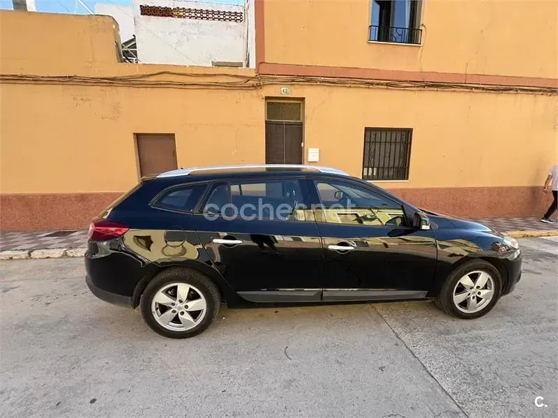 Usado Renault Mégane GrandTour Dynamique 130 CV (95 kW) 2012 Negro Familiar