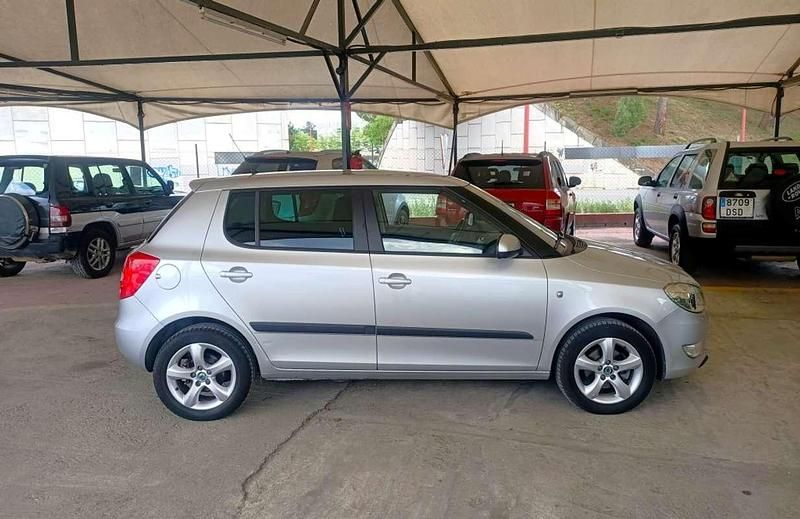 Usado Skoda Fabia Ambition 86 CV (63 kW) 2011 Gris Utilitario
