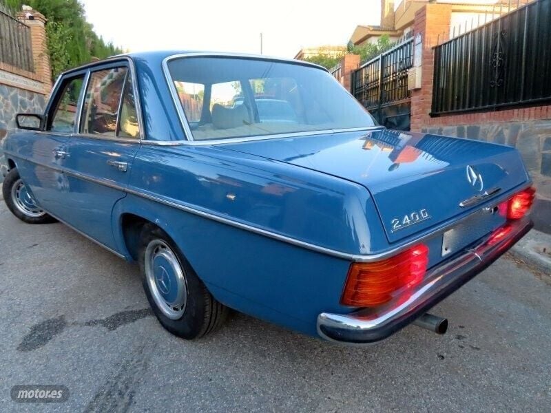 Usado Mercedes W115 75 CV (55 kW) 1977 Azul Berlina
