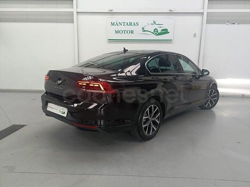 Usado VW Passat Executive 150 CV (110 kW) 2022 Negro Familiar