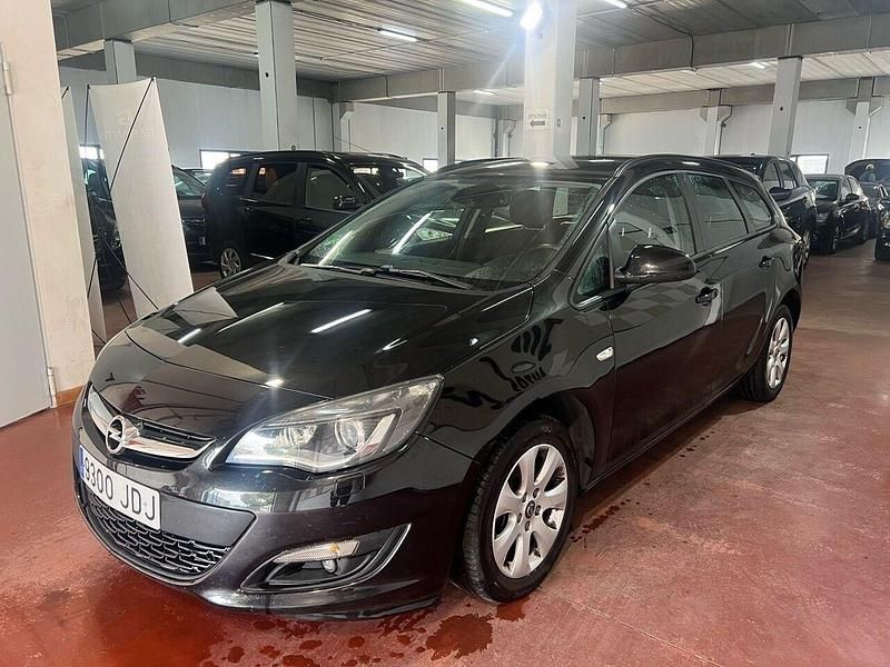 Usado Opel Astra Excellence 110 CV (80 kW) 2015 Negro Familiar