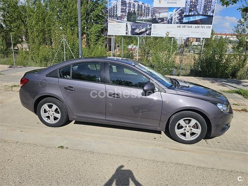 Usado Chevrolet Cruze LT 124 CV (91 kW) 2011 Gris / plata Berlina