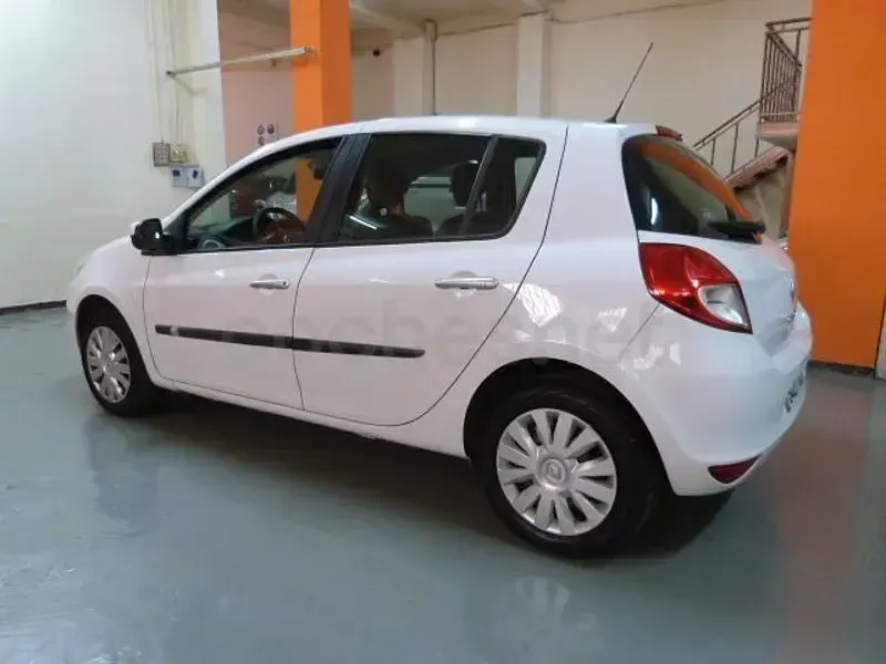Usado Renault Clio II Authentique 70 CV (51 kW) 2010 Blanco Berlina
