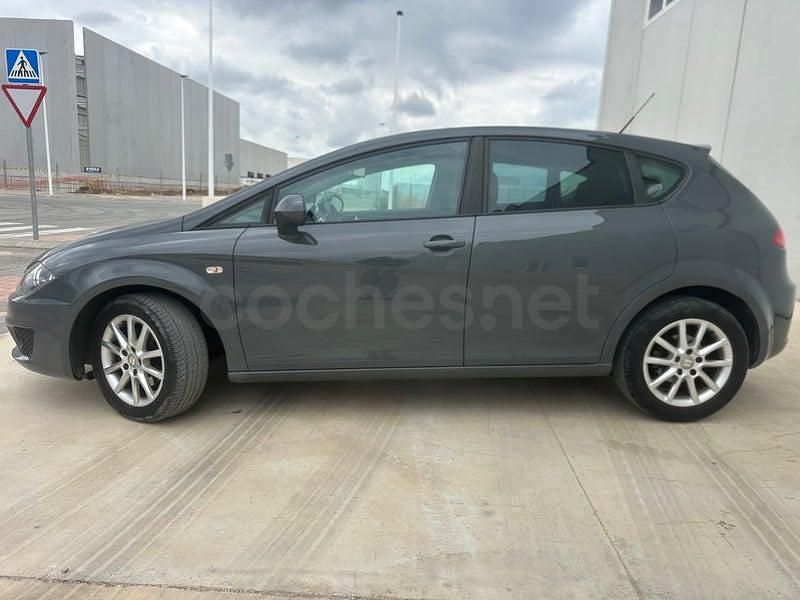 Usado Seat Leon Reference 105 CV (77 kW) 2010 Gris / plata Utilitario