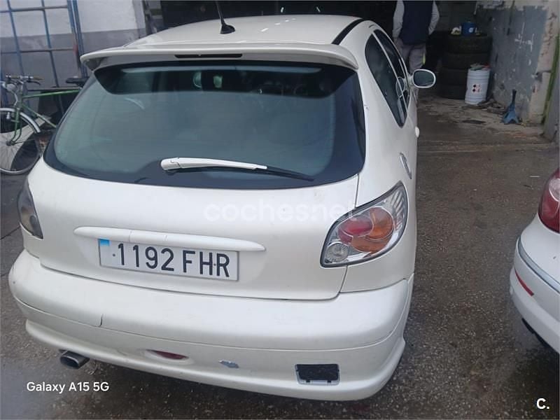 Usado Peugeot 206 70 CV (51 kW) 2006 Blanco Berlina