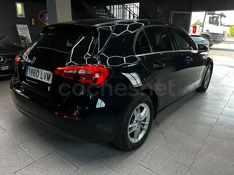 Usado Mercedes A180 109 CV (80 kW) 2018 Negro Berlina