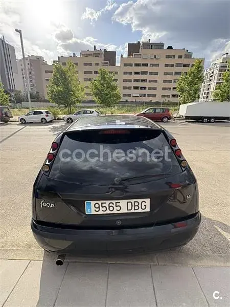 Usado Ford Focus Trend 100 CV (73 kW) 2004 Negro Berlina