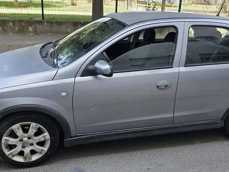 Usado Opel Corsa Enjoy 75 CV (55 kW) 2006 Gris / plata Utilitario