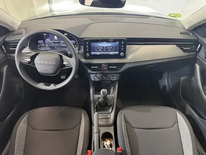 Usado Skoda Scala Essence 116 CV (85 kW) 2025 Gris Utilitario