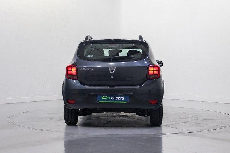 Usado Dacia Sandero Essentiel 75 CV (55 kW) 2019 Gris / plata Berlina