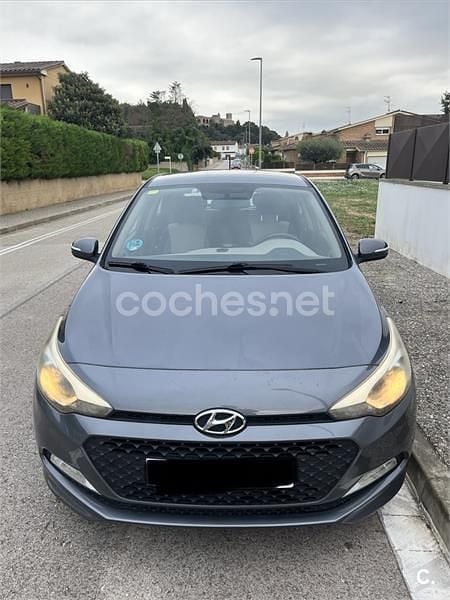 Gris / plata Usado 2016 Hyundai i20 Berlina | 8000 € (Buen precio) - Imagen 1/4