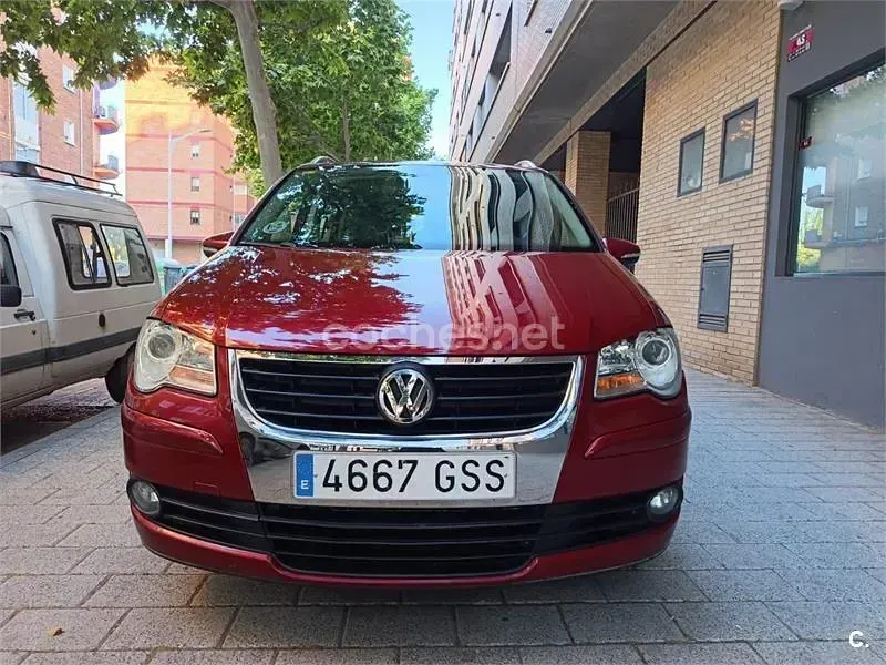 Usado VW Touran Advance 105 CV (77 kW) 2010 Rojo Monovolumen