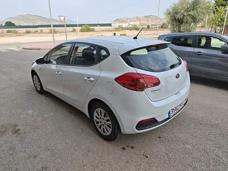 Usado Kia Ceed 100 CV (73 kW) 2014 Blanco Utilitario