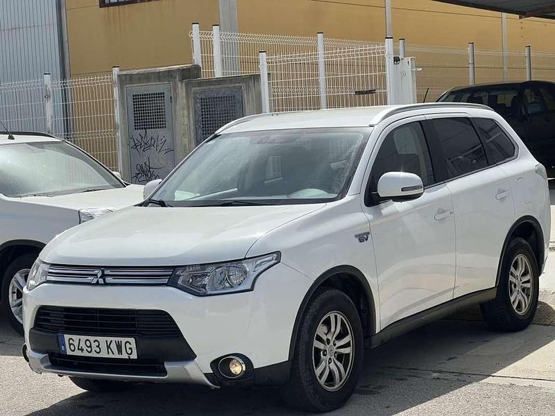Usado Mitsubishi Outlander P-HEV Motion 203 CV (149 kW) 2014 Blanco SUV
