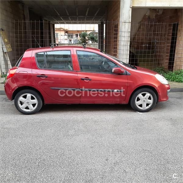 Rojo Usado 2007 Renault Clio II Authentique Berlina | 2000 € (Buen precio) - Imagen 1/4