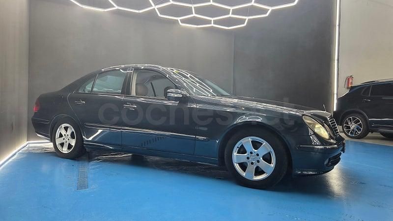 Usado Mercedes E280 Avantgarde 190 CV (139 kW) 2005 Azul Berlina