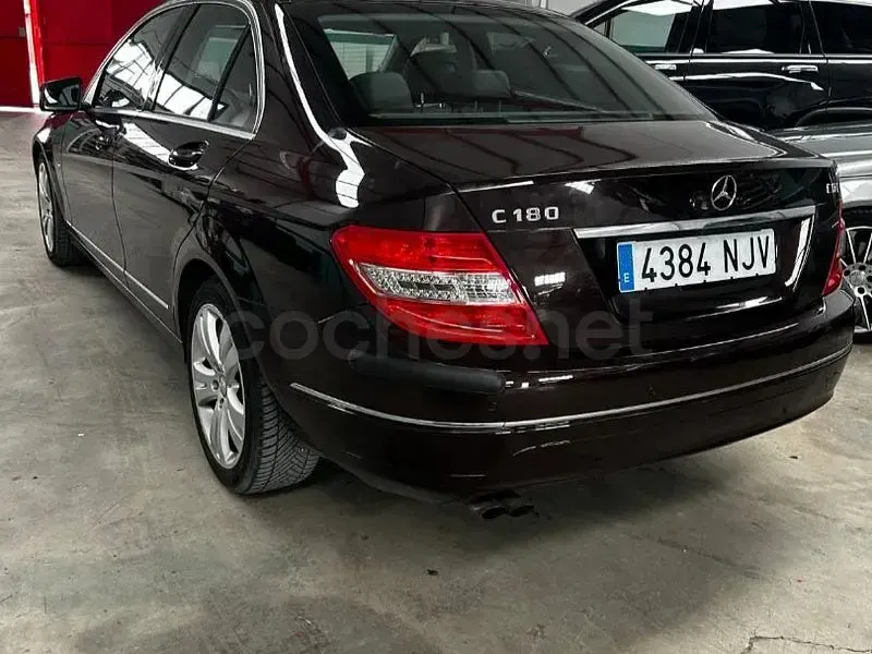 Usado Mercedes C180 Avantgarde 120 CV (88 kW) 2012 Granate Berlina