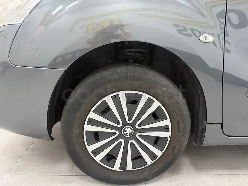 Usado Peugeot Partner Tepee Access 100 CV (73 kW) 2018 Gris / plata Monovolumen