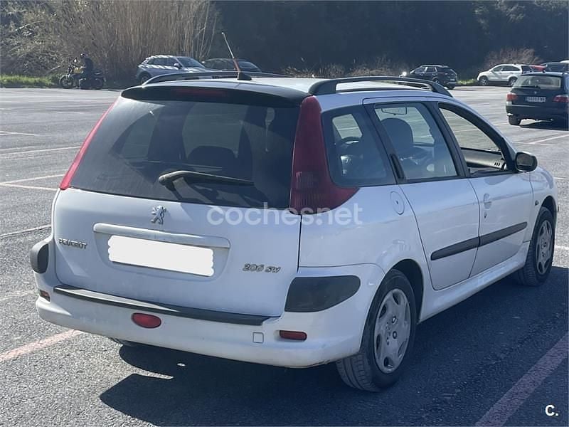 Usado Peugeot 206 70 CV (51 kW) 2003 Blanco Familiar