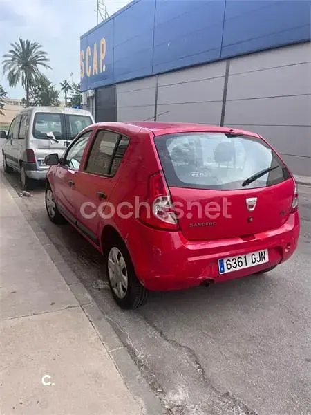 Usado Dacia Sandero Ambiance 75 CV (55 kW) 2008 Rojo Utilitario