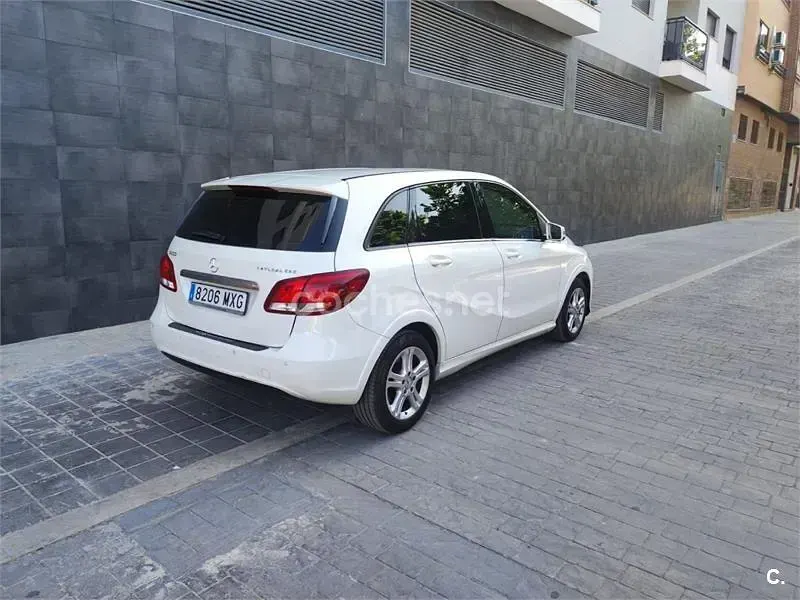 Usado Mercedes B200 156 CV (114 kW) 2015 Blanco Monovolumen
