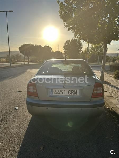 Gris / plata Usado 2004 Skoda Octavia Ambiente Berlina | 2400 € (Precio justo) - Imagen 1/4