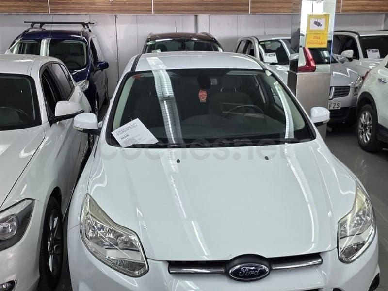Usado Ford Focus Trend 101 CV (74 kW) 2012 Blanco Berlina