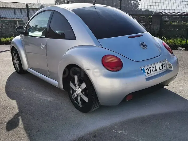 Usado VW New Beetle 90 CV (66 kW) 2002 Gris / plata Utilitario