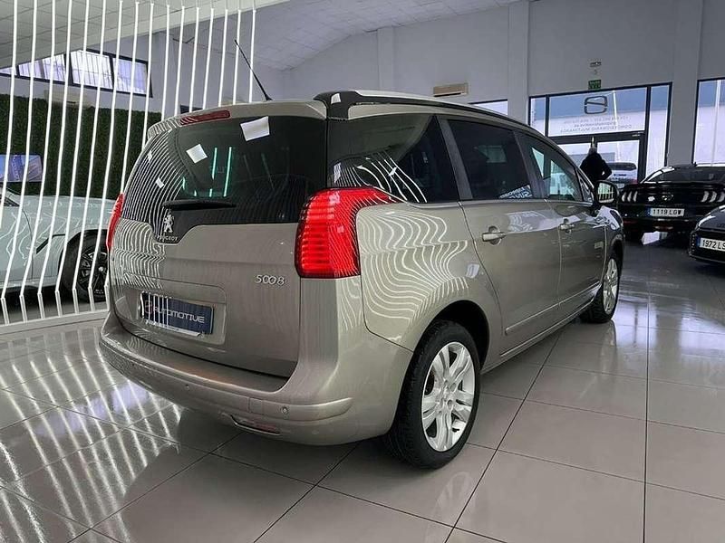 Usado Peugeot 5008 Style 120 CV (88 kW) 2017 Beige Monovolumen