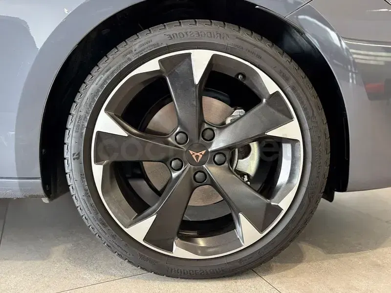 Usado Cupra Leon 150 CV (110 kW) 2025 Gris / plata Berlina