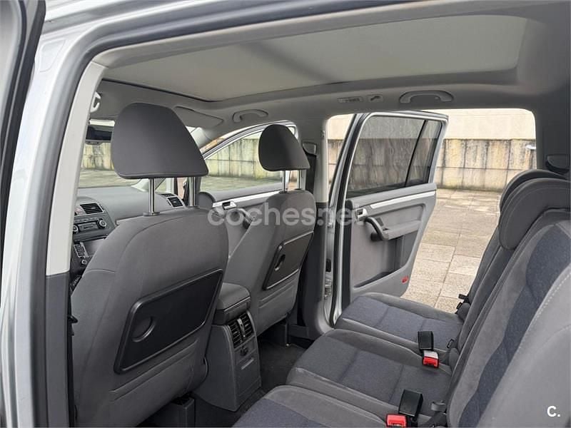 Usado VW Touran Advance 140 CV (102 kW) 2011 Gris / plata Monovolumen
