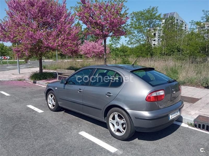 Usado Seat Leon Sport 105 CV (77 kW) 2003 Gris / plata Utilitario
