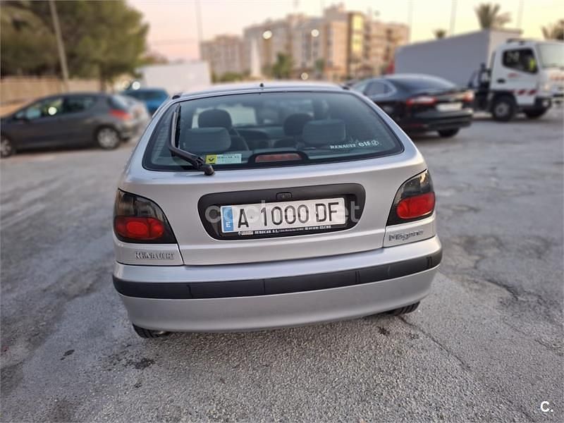 Usado Renault Mégane 90 CV (66 kW) 1997 Gris / plata Berlina