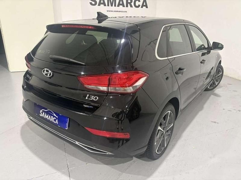 Usado Hyundai i30 120 CV (88 kW) 2021 Negro Utilitario