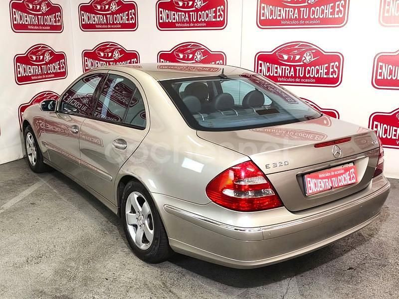 Usado Mercedes E320 Avantgarde 224 CV (164 kW) 2005 Gris / plata Familiar