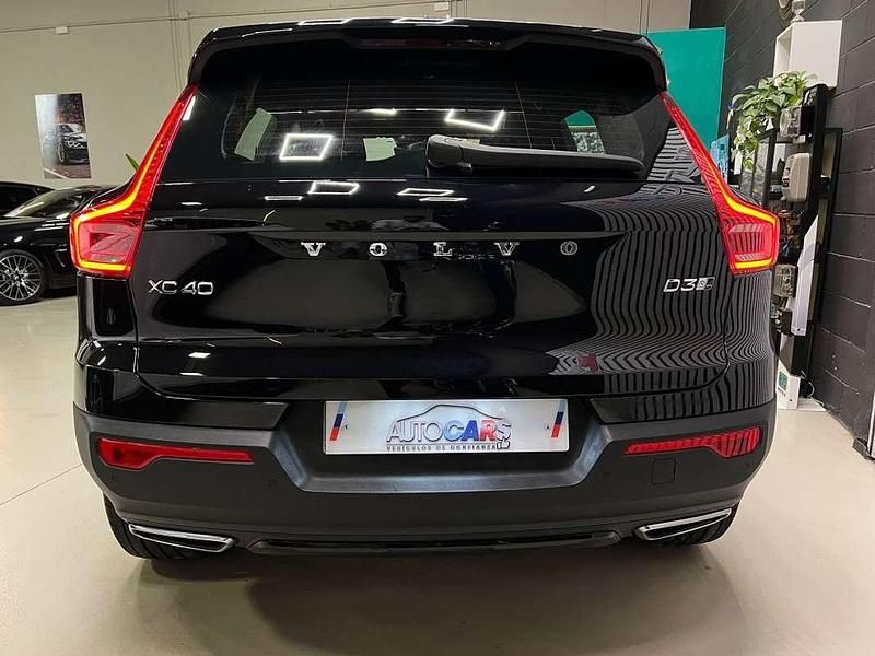 Käytetty Volvo XC40 150 HP (110 kW) 2020 Musta Katumaasturi