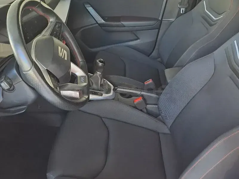 Usado Seat Arona FR 110 CV (80 kW) 2023 Granate SUV