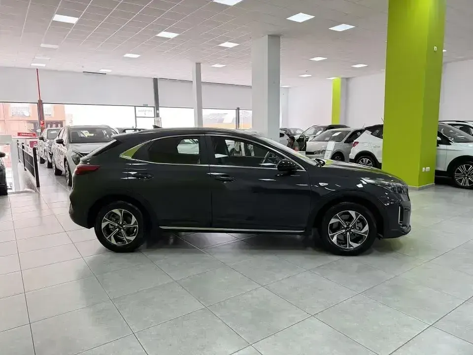Usado Kia XCeed 100 CV (73 kW) 2025 Gris SUV