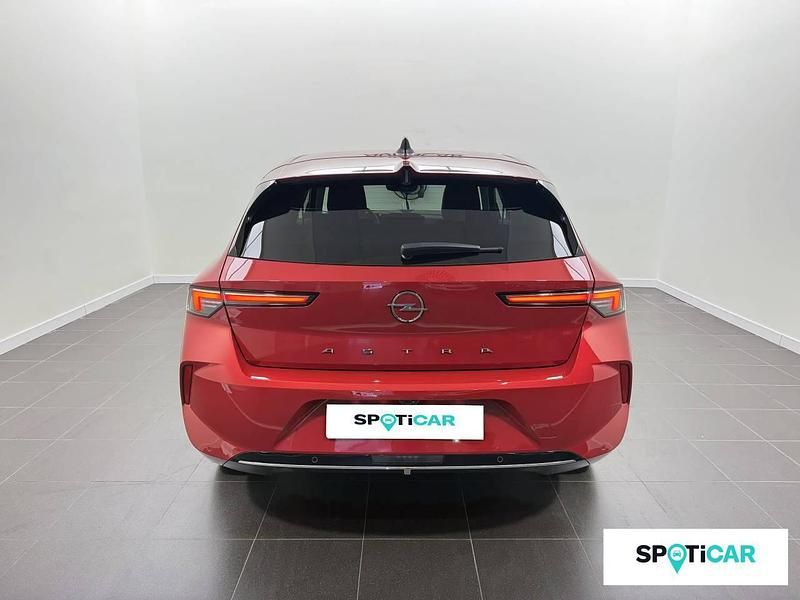 Usado Opel Astra Elegance 130 CV (95 kW) 2024 Rojo Berlina