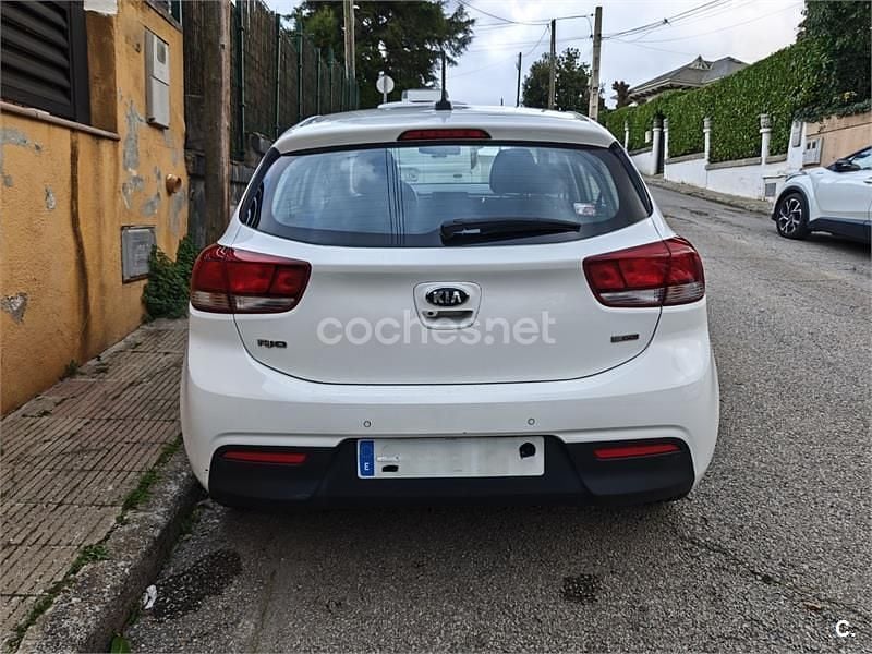 Usado Kia Rio 100 CV (73 kW) 2018 Blanco Berlina