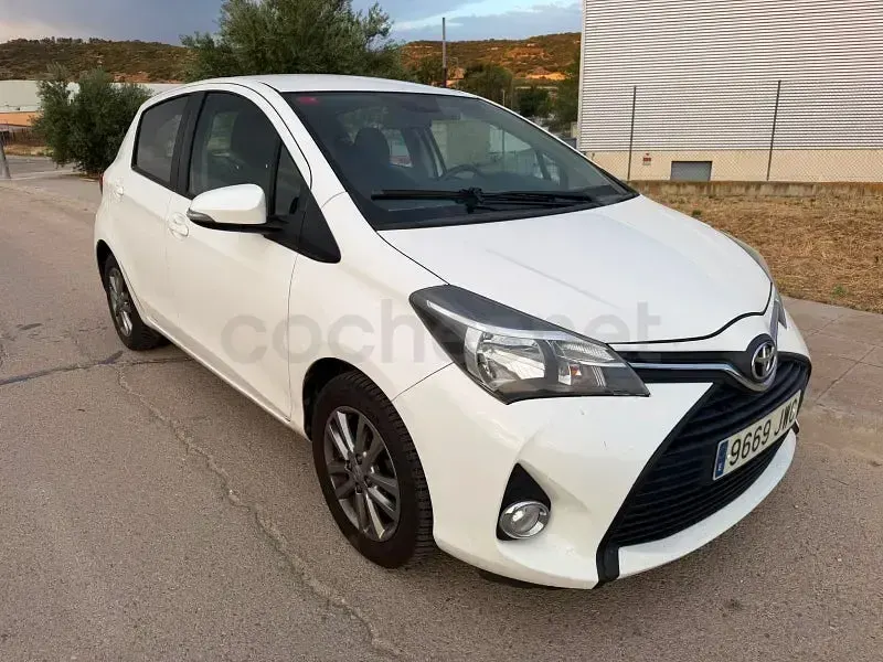 Usado Toyota Yaris City 69 CV (50 kW) 2017 Blanco Berlina