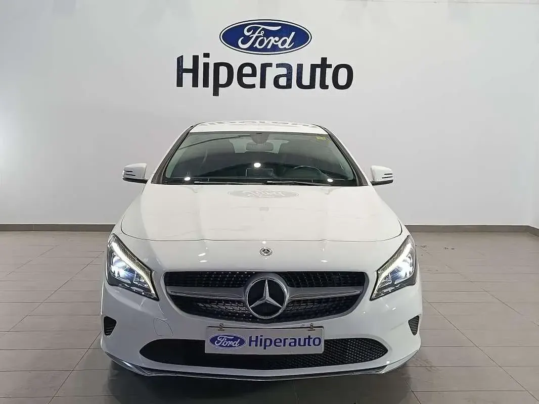 Usado Mercedes CLA200 Shooting Brake 136 CV (100 kW) 2018 Blanco Familiar