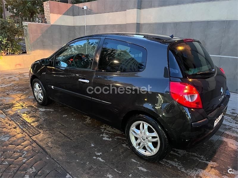 Usado Renault Clio II Dynamique 100 CV (73 kW) 2007 Negro Berlina