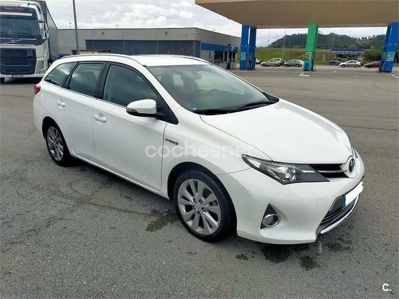 Usado Toyota Auris Hybrid Advance 136 CV (100 kW) 2014 Blanco Familiar