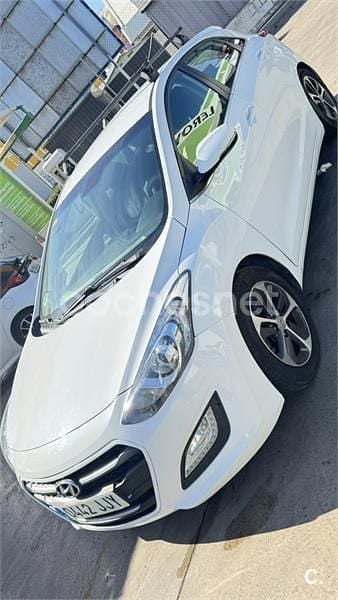 Usado Hyundai i30 GO! 110 CV (80 kW) 2016 Blanco Berlina