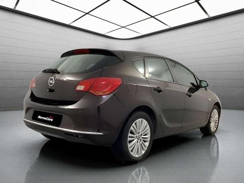 Usado Opel Astra Selective 110 CV (80 kW) 2013 Marrón Utilitario