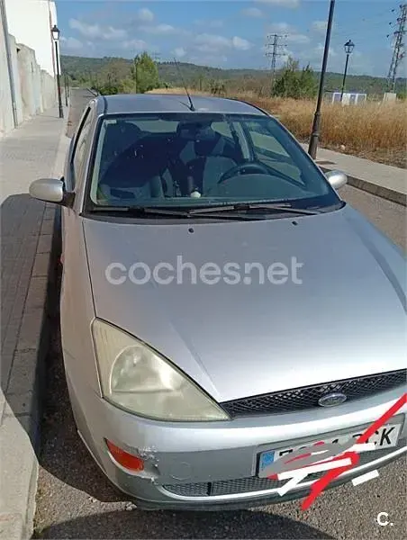 Usado Ford Focus Trend 90 CV (66 kW) 2000 Gris / plata Berlina