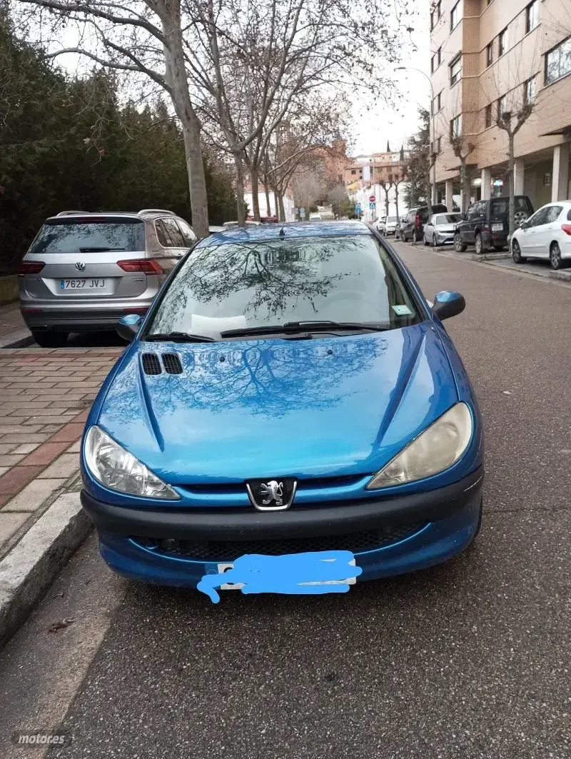 Usado Peugeot 206 70 CV (51 kW) 2003 Azul Berlina